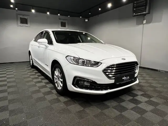 Ford Mondeo view 2