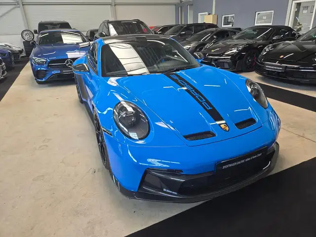 Porsche 911 view 7