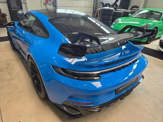 Porsche 911 view 13
