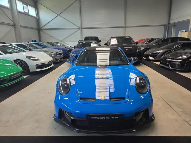 Porsche 911 view 3