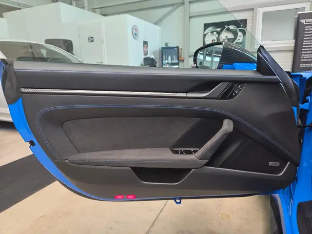 Porsche 911 view 16