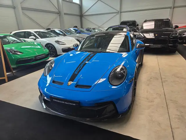 Porsche 911 view 5