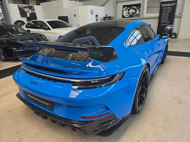 Porsche 911 view 11