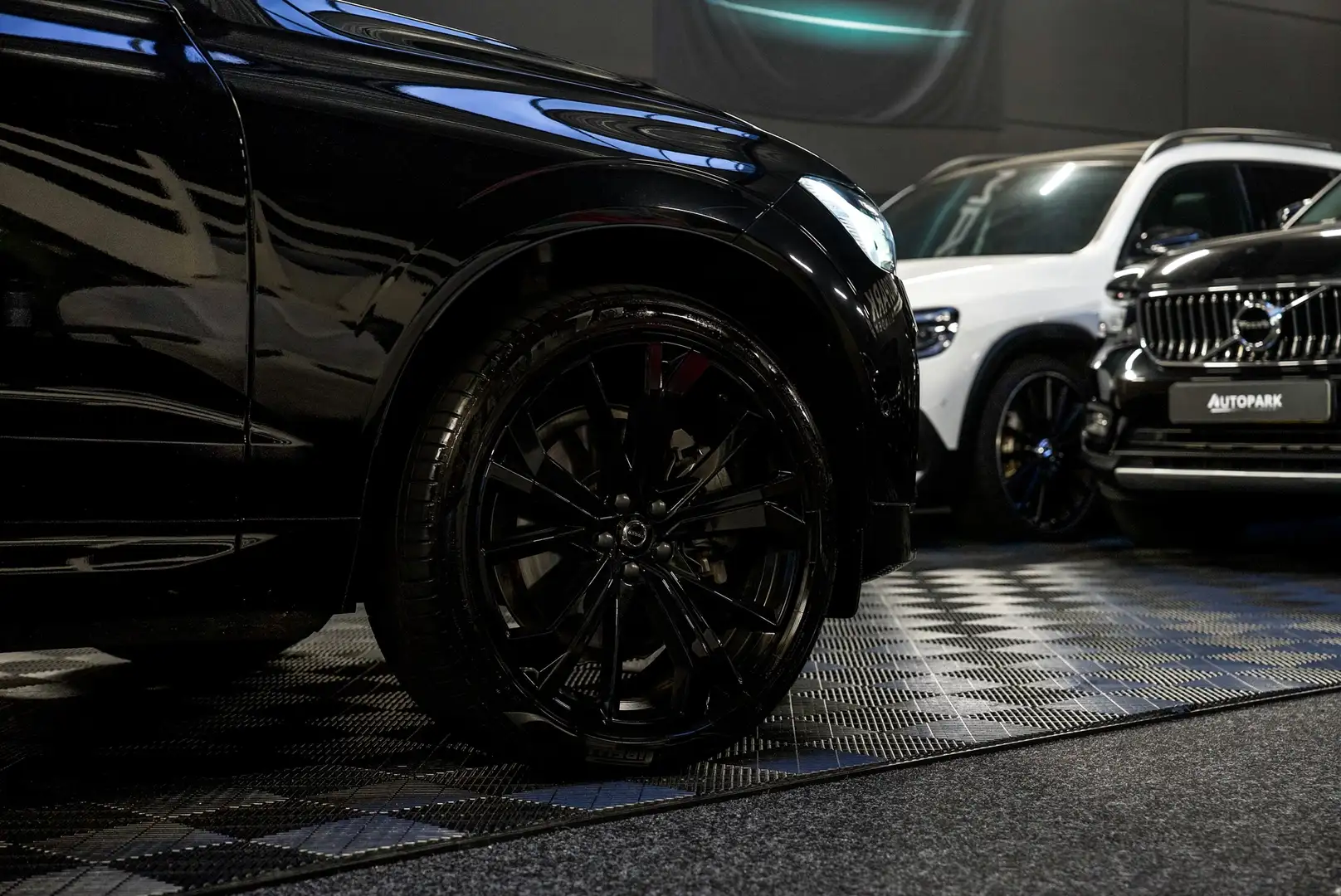 Volvo XC60 2.0 T8 Plug-in hybrid AWD Ultra Black Edition PANO Zwart - 2