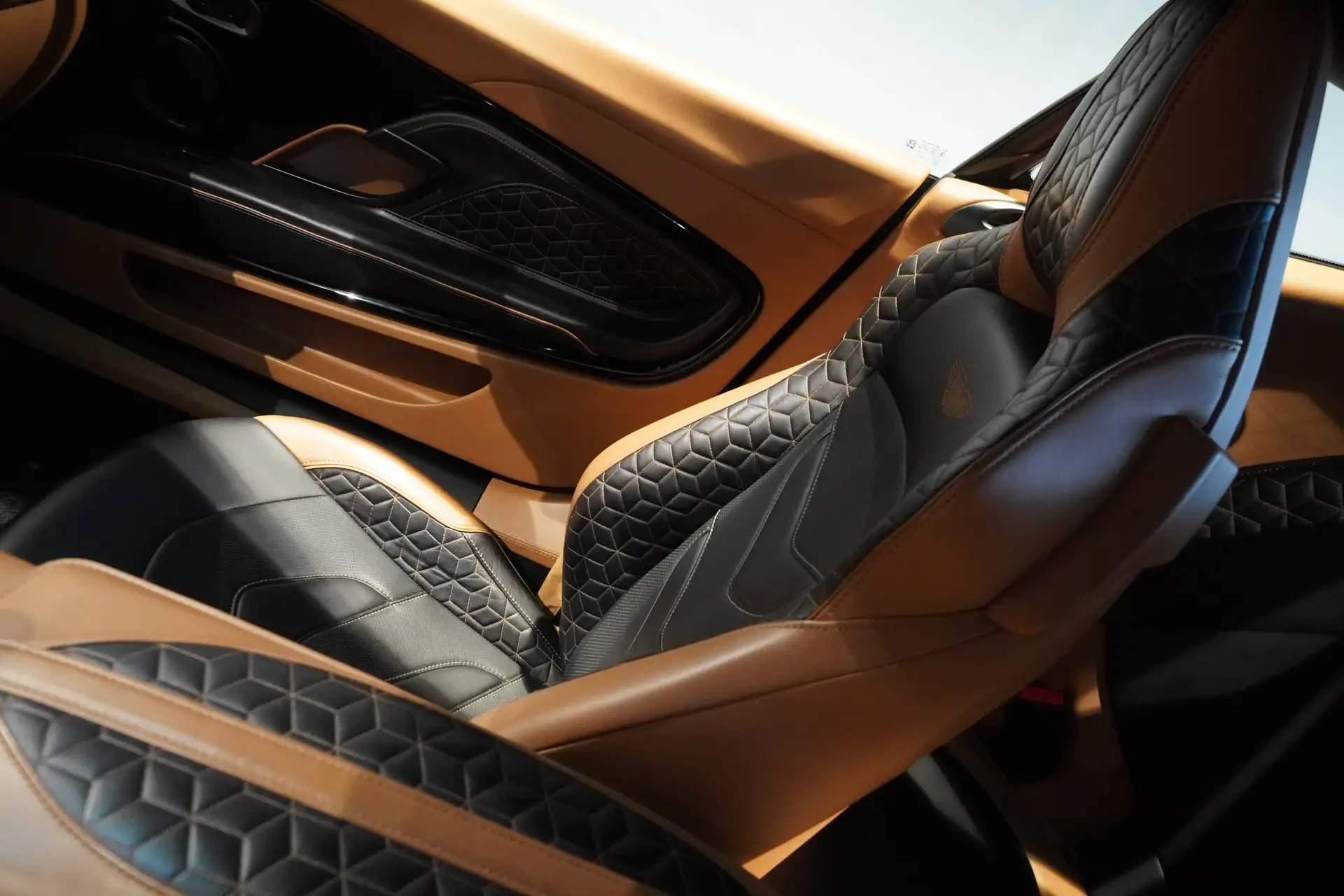 애스턴마틴 DBS Coupe 2019 블랙 사진 7
