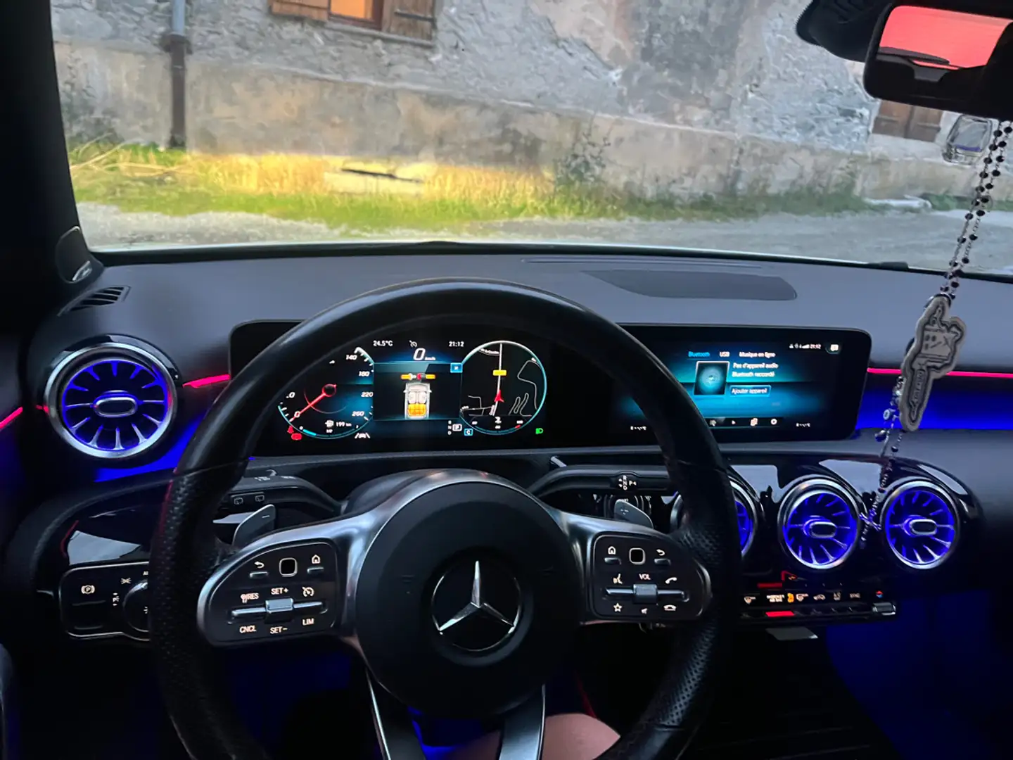 Mercedes-Benz 180 AMG LINE Blanc - 2