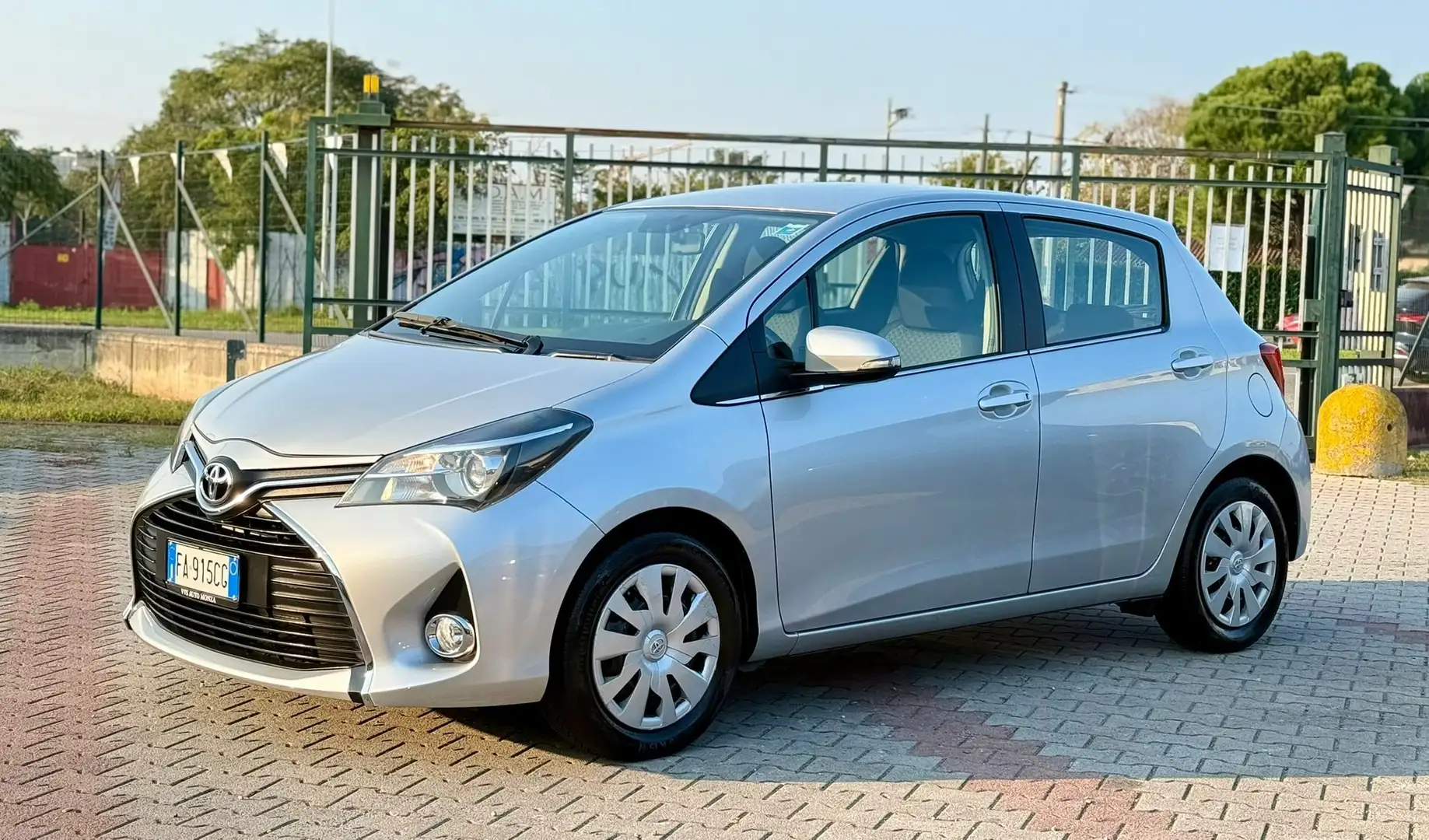 Toyota Yaris 5p 1.0 Active Grigio - 1