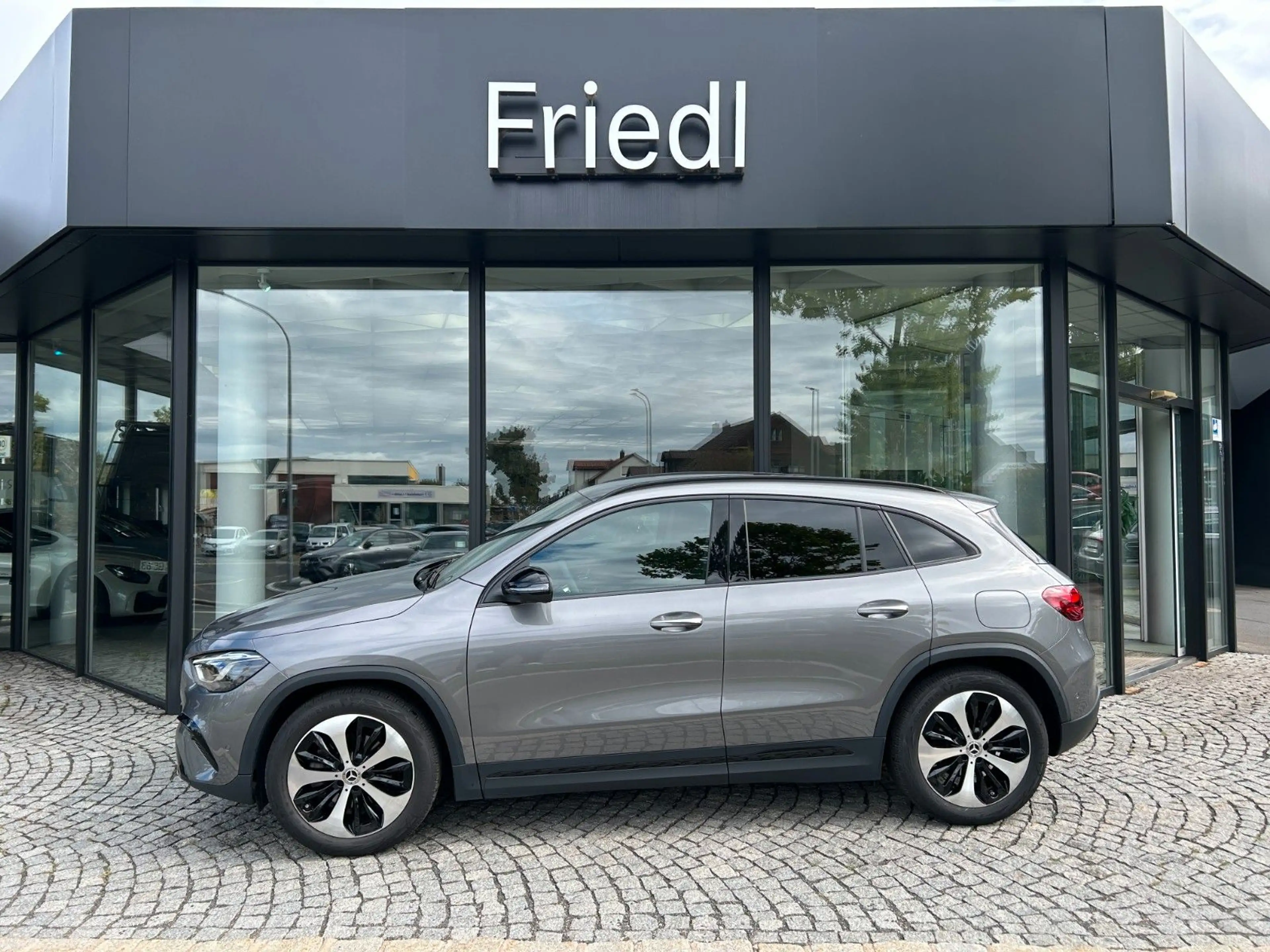 Mercedes-Benz GLA 200 EDITION Night, Multibeam, Memory, Keyles