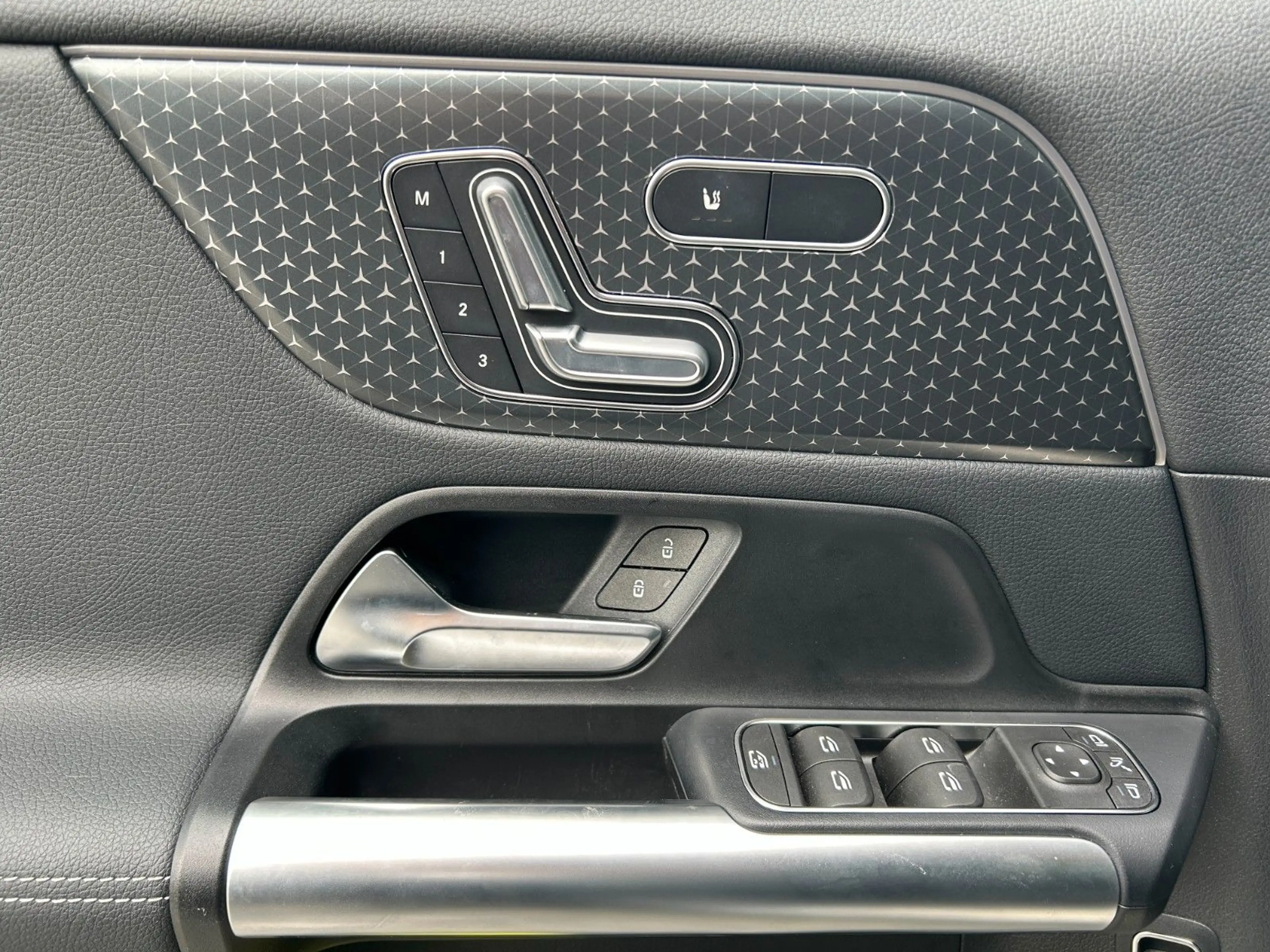 Mercedes-Benz GLA 200 EDITION Night, Multibeam, Memory, Keyles — photo 14