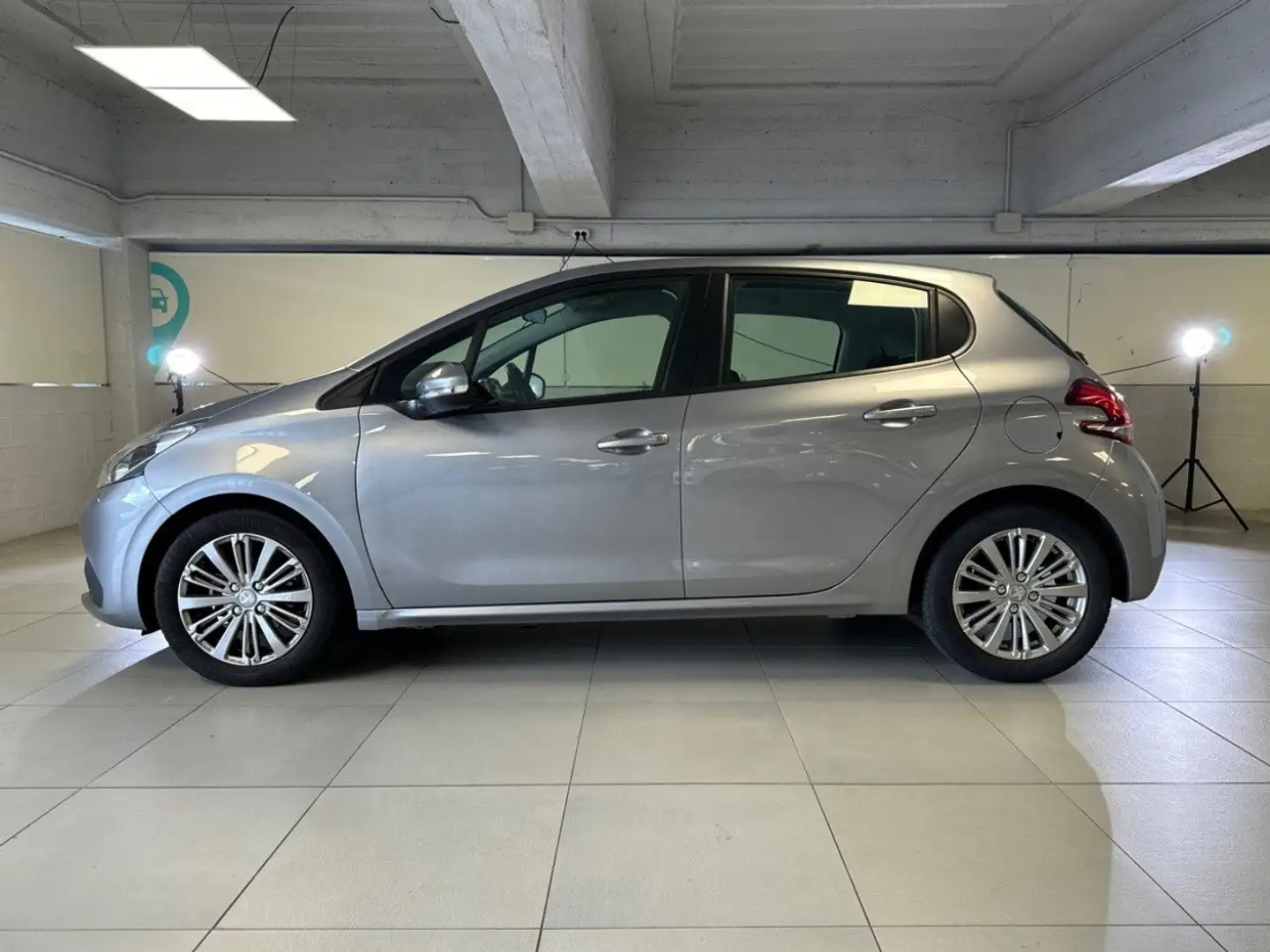 Peugeot 208 Active PureTech 82cv S/S Neopat. Grau - 2