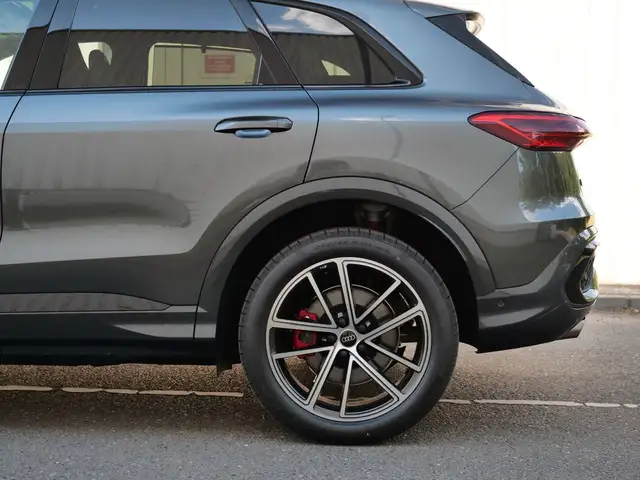 Audi Q5 view 12