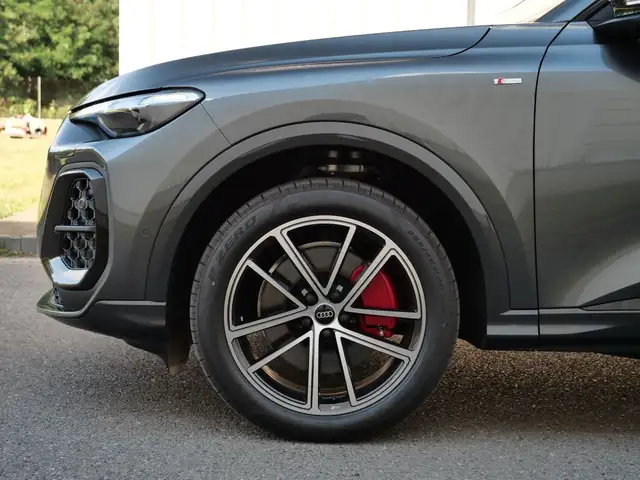 Audi Q5 view 11