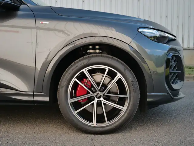 Audi Q5 view 14