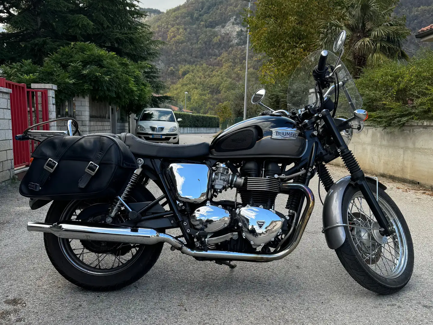 Triumph Bonneville T100 Negru - 1