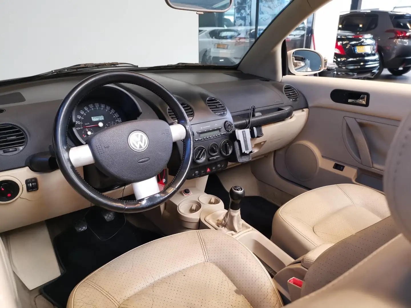 Volkswagen New Beetle Cabriolet 2.0 | LEDER | STOEL.VERW | APK. Geel - 2