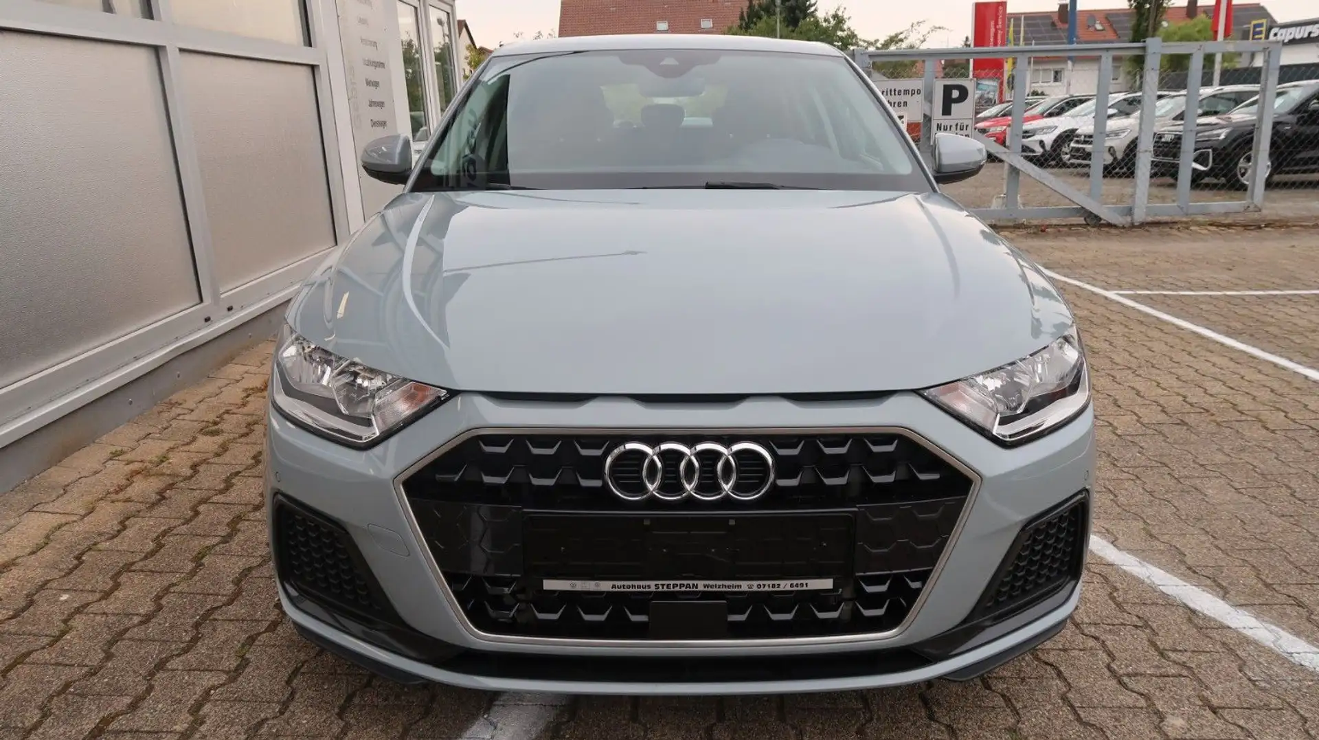 Audi A1 Sportback 1,0 TFSI advanced +APP +PDC +RFK Grau - 2