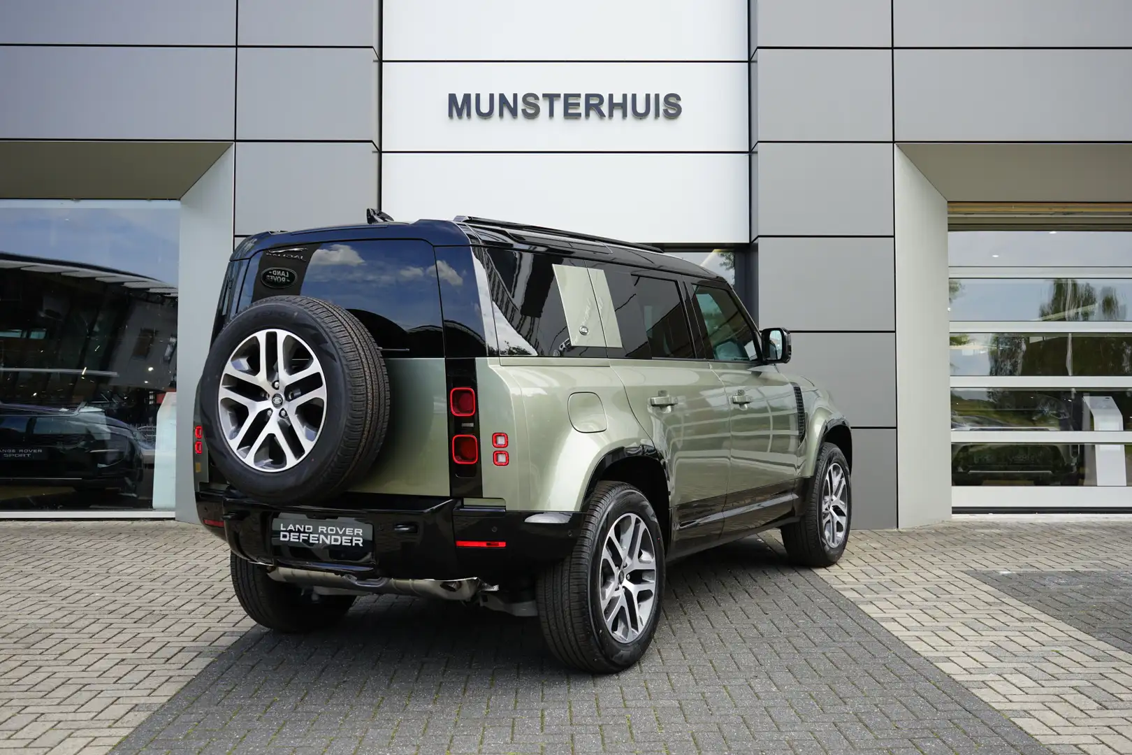 Land Rover Defender Hard Top 3.0 P400 110 MHEV X-Dynamic HSE | Grijs K Groen - 2