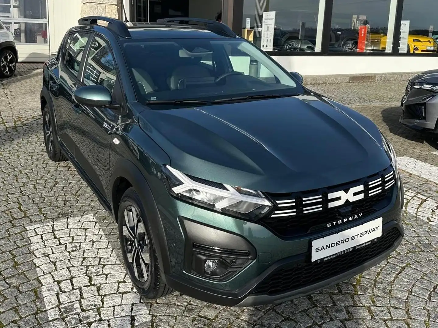 Dacia Sandero Stepway Expression TCe 90 CVT Grün - 1