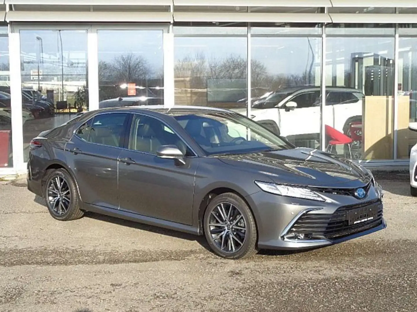 Toyota Camry 2,5 Hybrid Lounge Aut. *Prompt Grau - 2