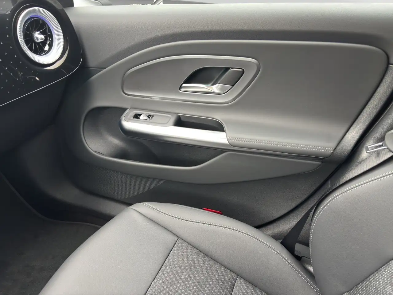 Mercedes-Benz CLA 180 Panodach*KeyGo*Lenkradheiz.*LED 14