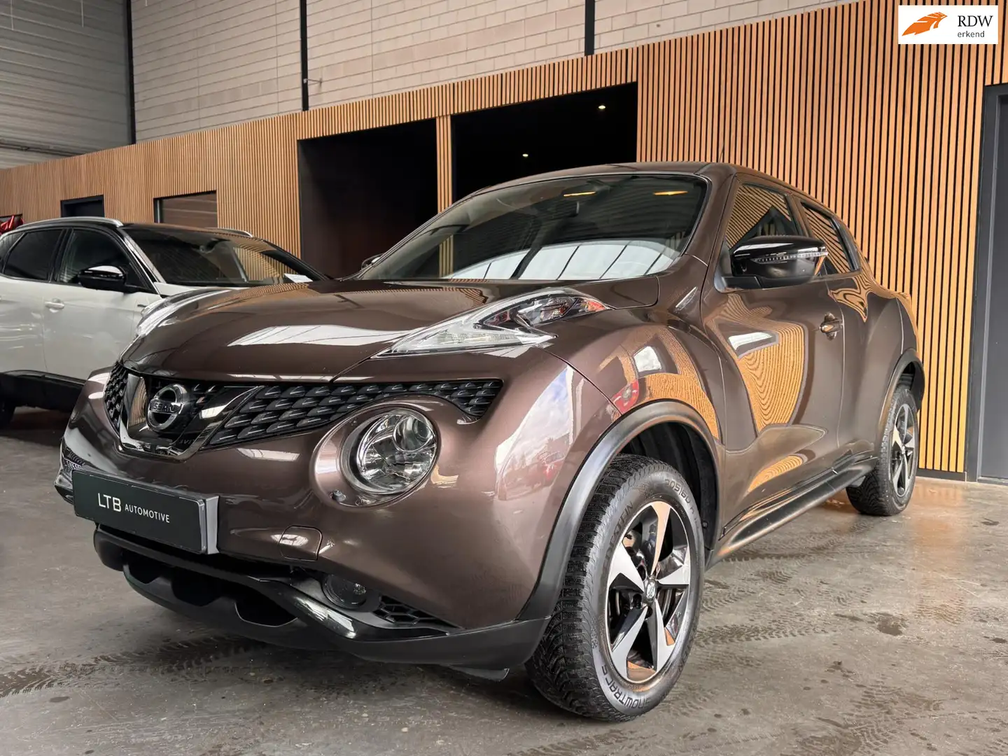 Nissan Juke 1.6 N-Connecta Automaat Airco|Keyless|Camera|Navi| Bruin - 1