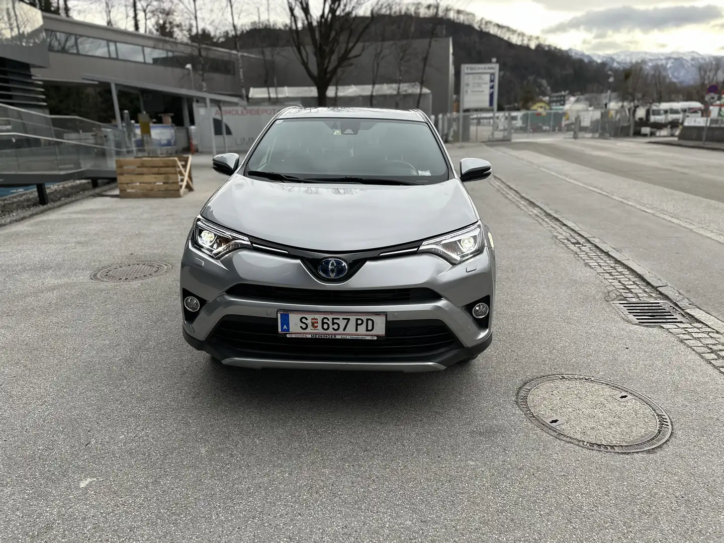 Toyota RAV 4 RAV4 2,5 Hybrid Active 4WD Aut. SUV Silber - 1