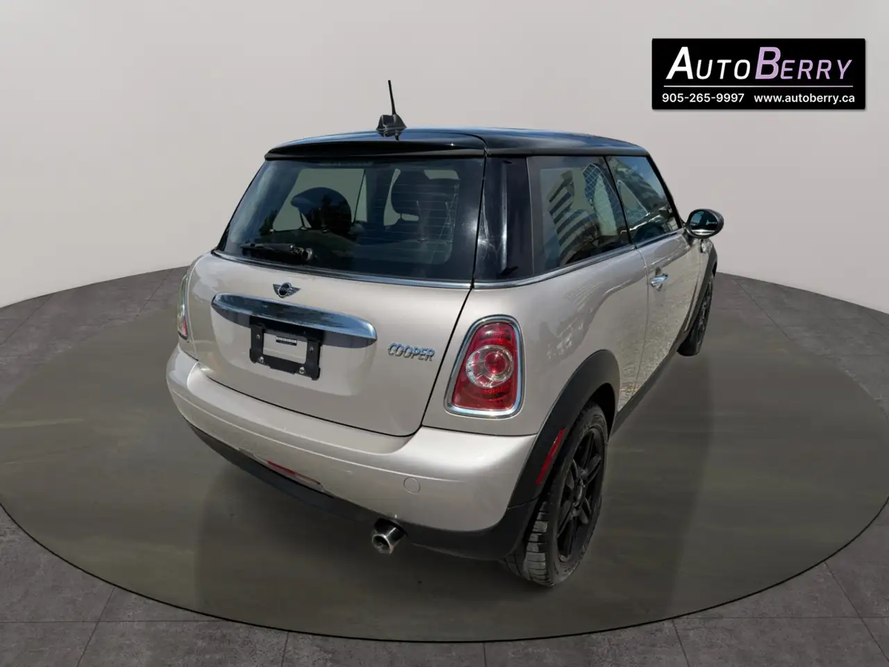 MINI Cooper Hardtop снимка MINI Cooper Hardtop