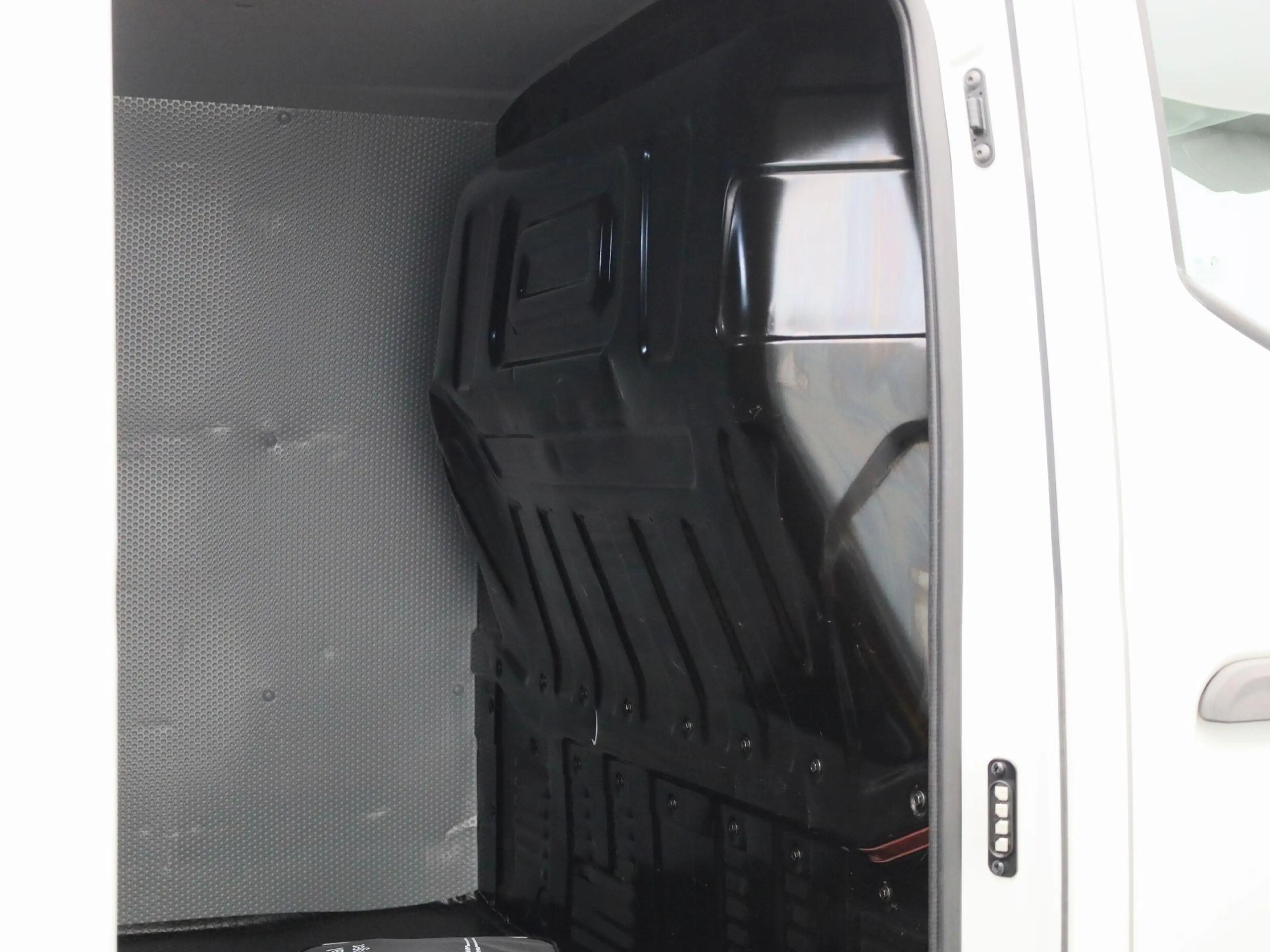 Maxus eDeliver 3 50 kWh LWB — photo 14