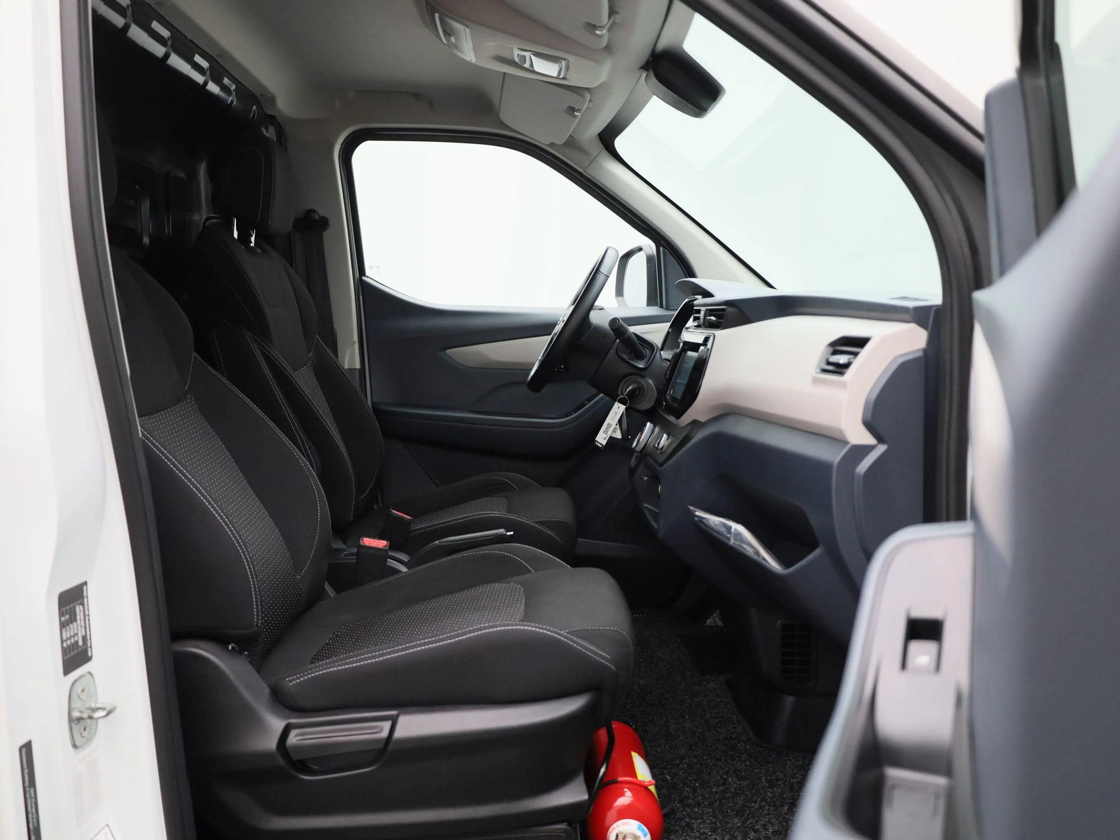 Maxus eDeliver 3 50 kWh LWB — photo 12