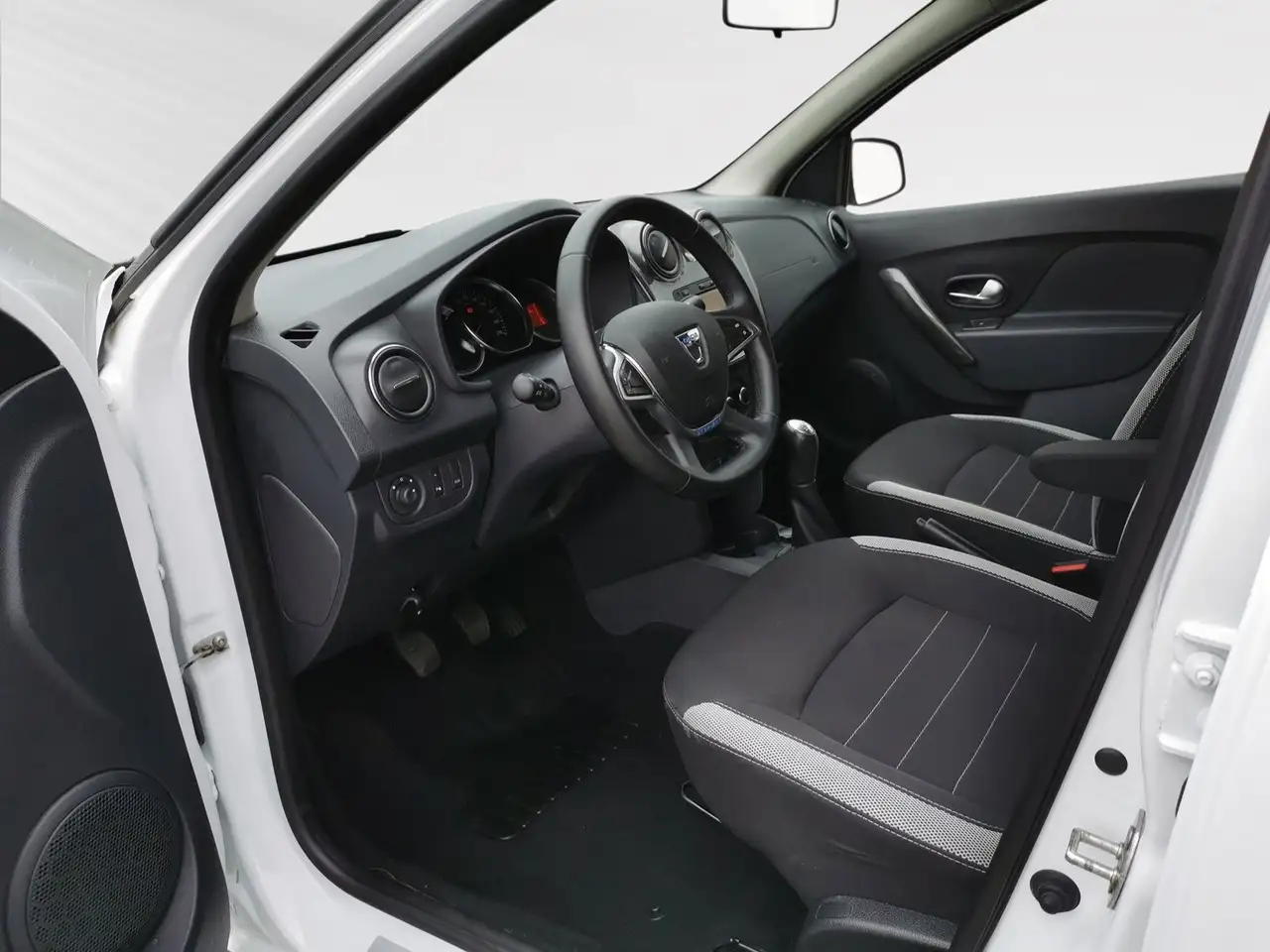 Dacia Logan Kombi in Weiß gebraucht in Homburg für € 11.950