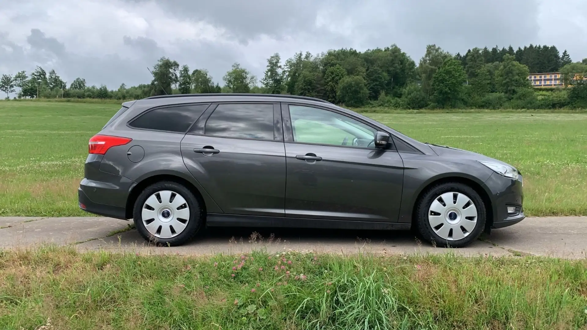 Ford Focus Turnier Business Automatik Grau - 2
