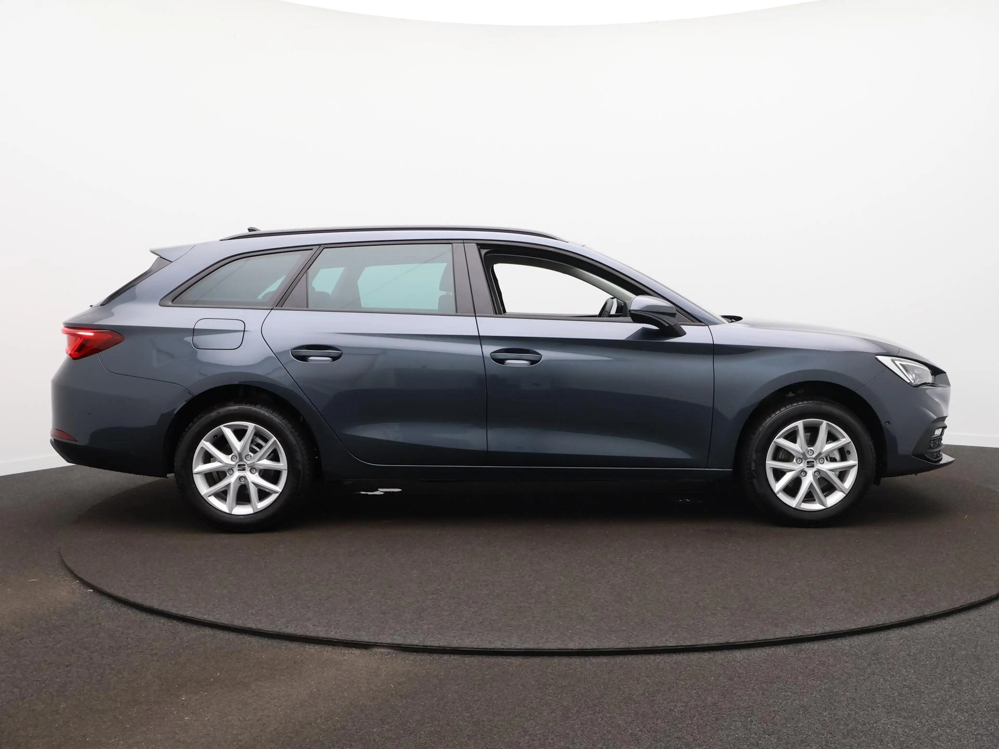 SEAT Leon Sportstourer 1.5 eTSI Style Business Intense — photo 4