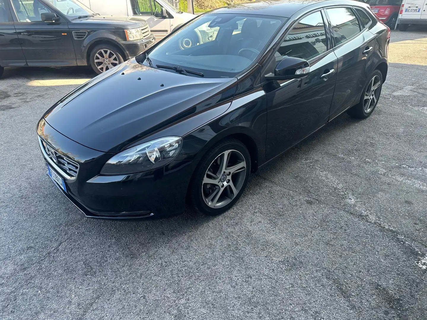 Volvo V40 2.0 d2 Momentum geartronic crna - 2