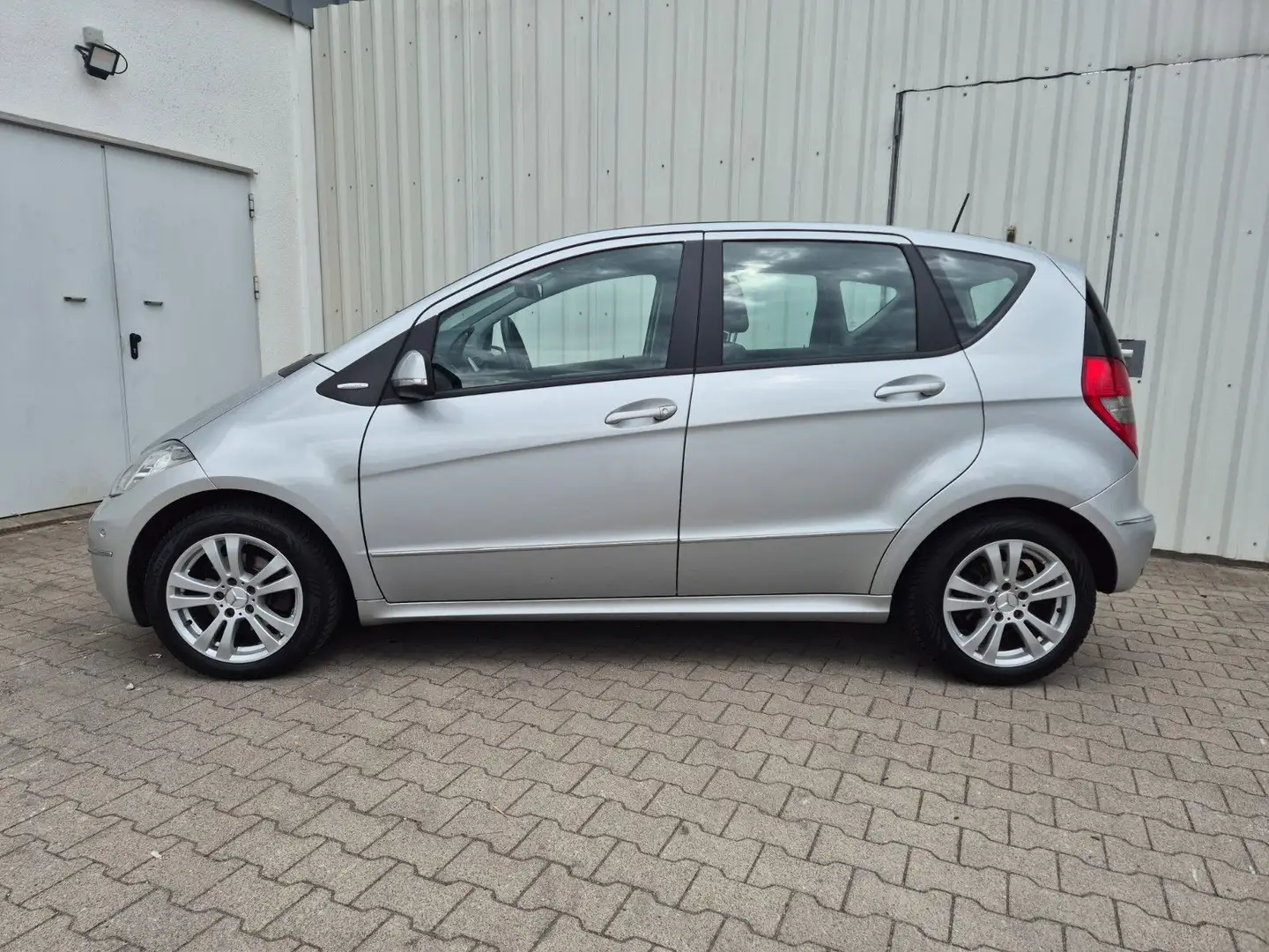 Mercedes-Benz A 180 A -Klasse W 169, AUTOMATIK, NAVI, TEMPOMAT Silber - 2