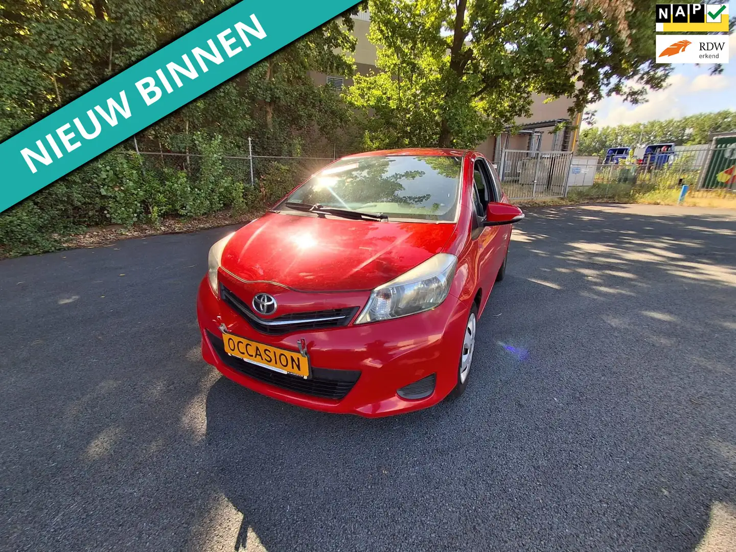 Toyota Yaris 1.0 VVT-i Access LET OP POOLSE AUTO Rood - 1