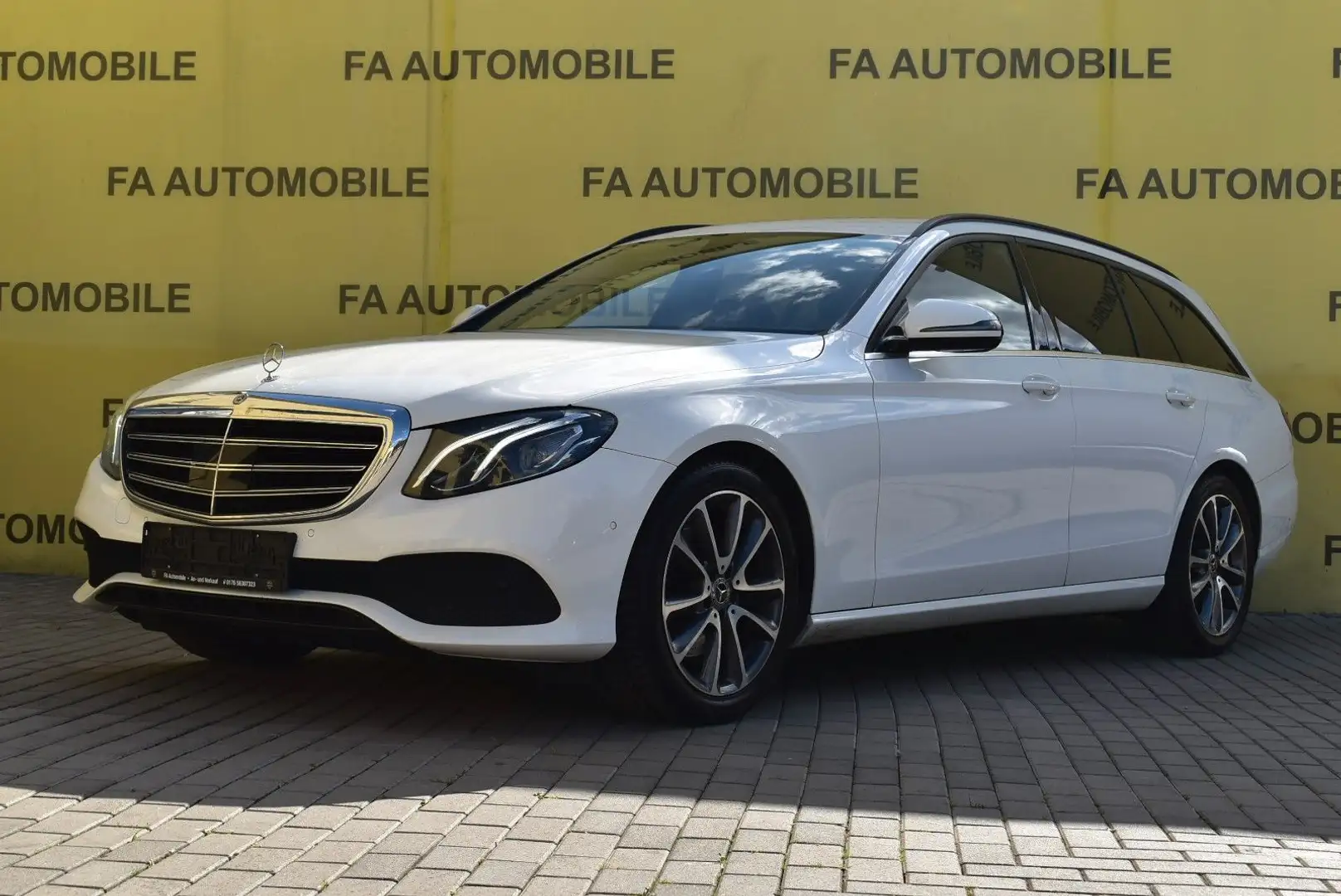 Mercedes-Benz E 220 d T-Modell/NAVI/LED/SHZ/PDC/DISTRONIC/AHK/ Bianco - 1