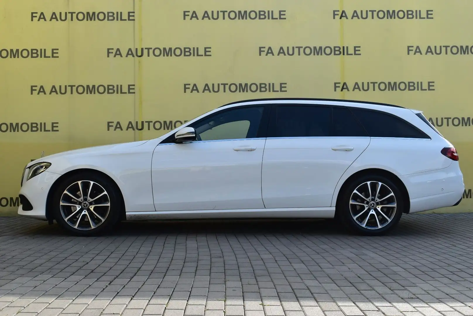 Mercedes-Benz E 220 d T-Modell/NAVI/LED/SHZ/PDC/DISTRONIC/AHK/ Bianco - 2