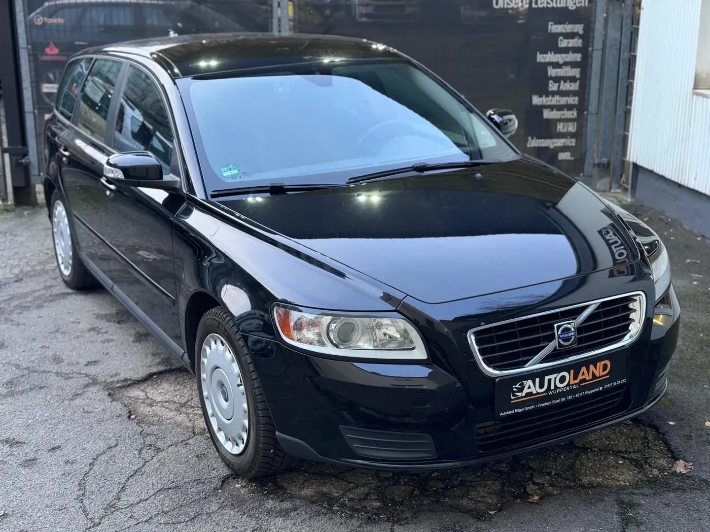 Volvo V50 Kombi 2.0l*KLIMAAUTO*TÜV NEU*SZHG*8x BEREIFT Schwarz - 1