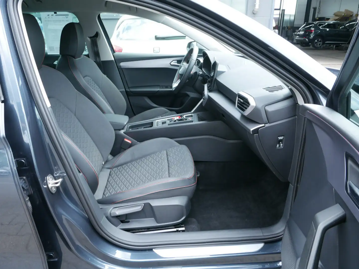 SEAT Leon Sportstourer 2.0 TDI FR 4Drive ACC LED Grau - 2