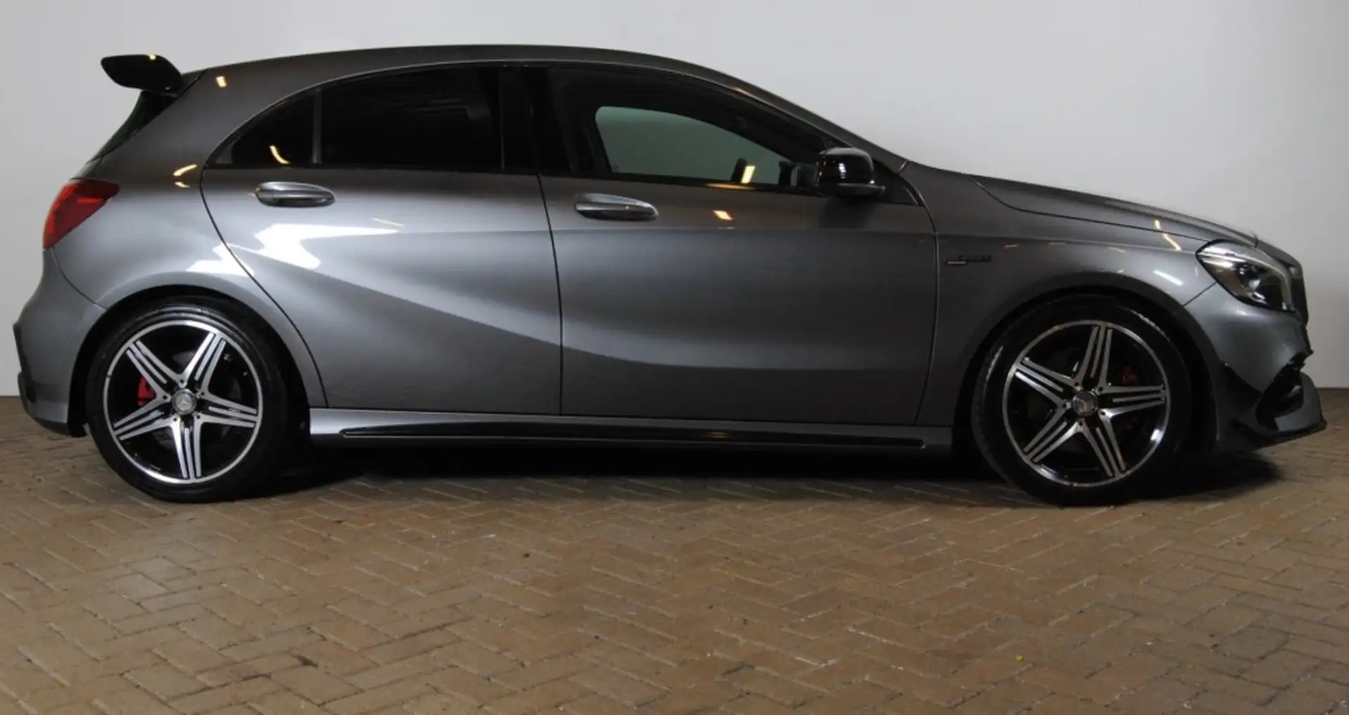 Mercedes-Benz A 250 A 250 Sport || AMG Pakket|| Stoelverwarming|| Hand Grijs - 2