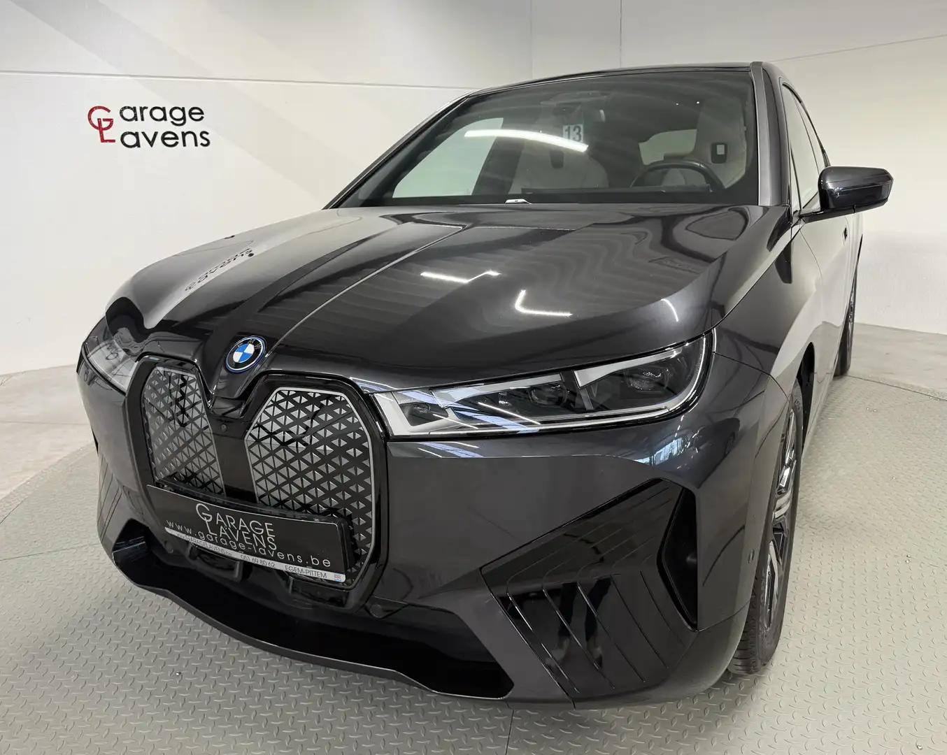 BMW iX iX xDrive50 TREKHAAK HUD SKY LOUNGE SPORT Grijs - 1