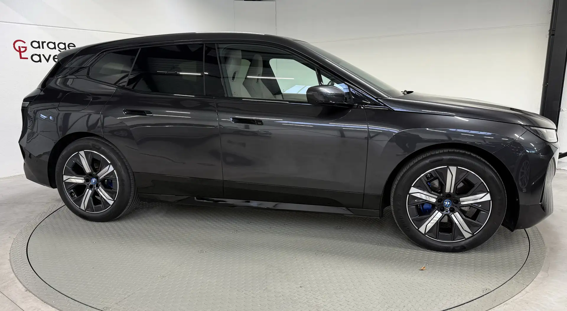 BMW iX iX xDrive50 TREKHAAK HUD SKY LOUNGE SPORT Grijs - 2