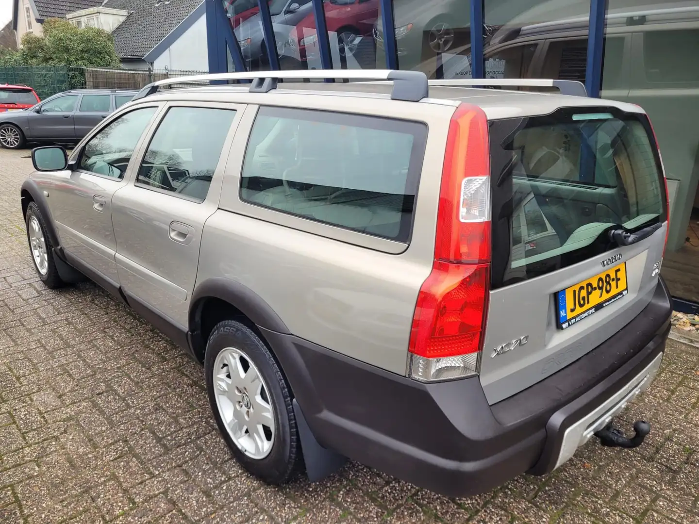 Volvo XC70 2.5 T AWD Automaat 210PK Bruin - 2