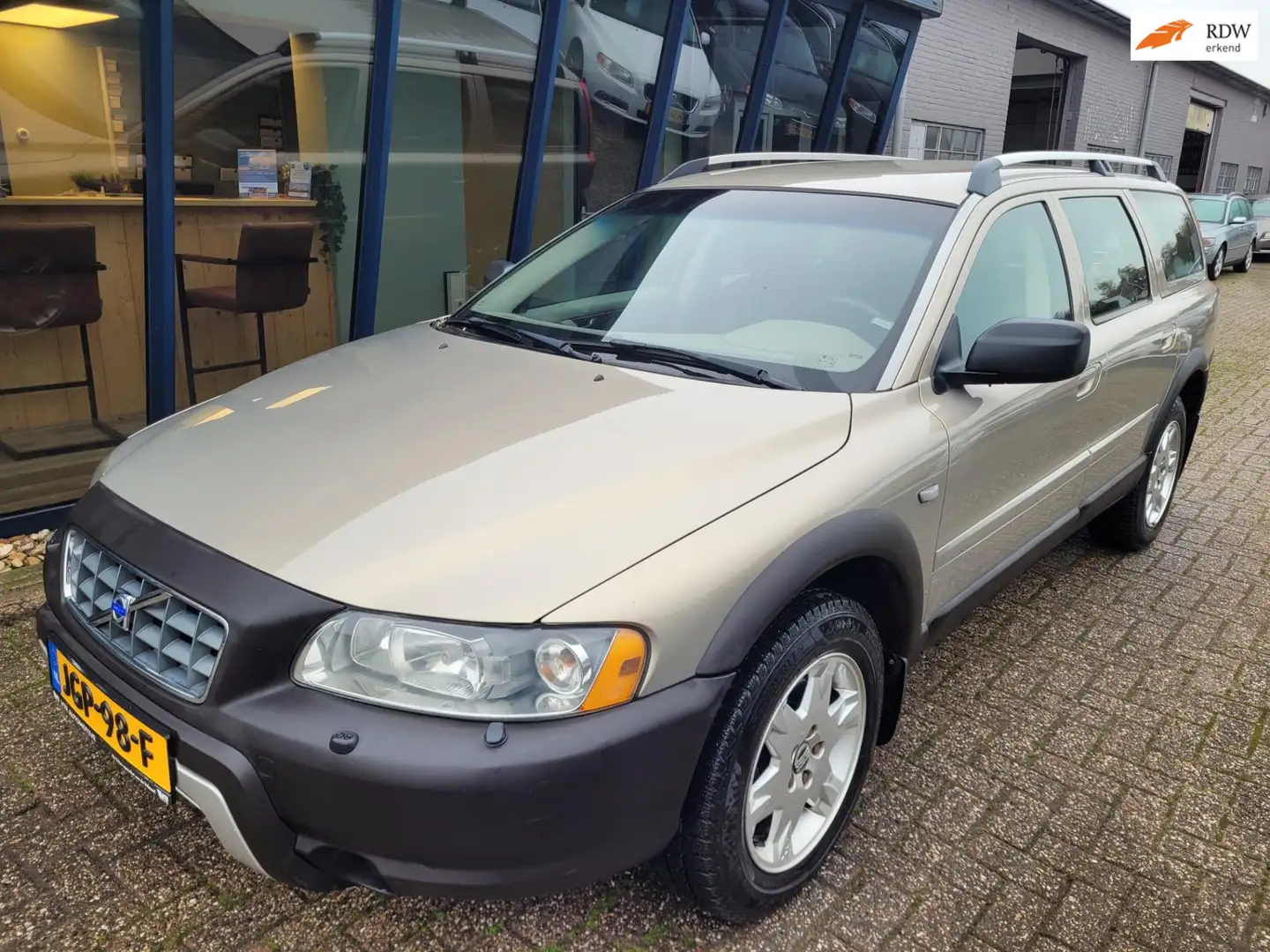 Volvo XC70 2.5 T AWD Automaat 210PK Bruin - 1