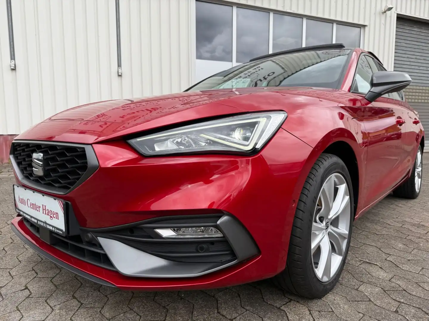 SEAT Leon FR 1.4 150kW DSG e-Hybrid/LED/PANO/NAVI/KAM Rot - 1