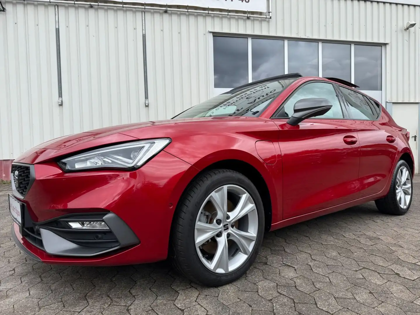 SEAT Leon FR 1.4 150kW DSG e-Hybrid/LED/PANO/NAVI/KAM Rot - 2