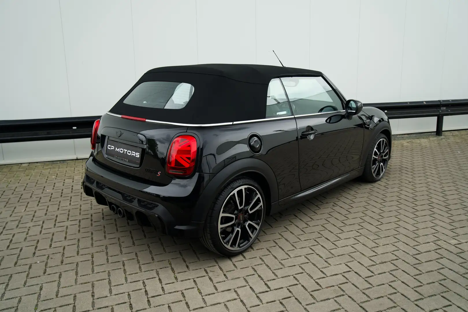 MINI Cooper S Cabrio JCW PAKKET | APPLE CARPLAY | AUTOMAAT | BTW-WAGEN Noir - 2