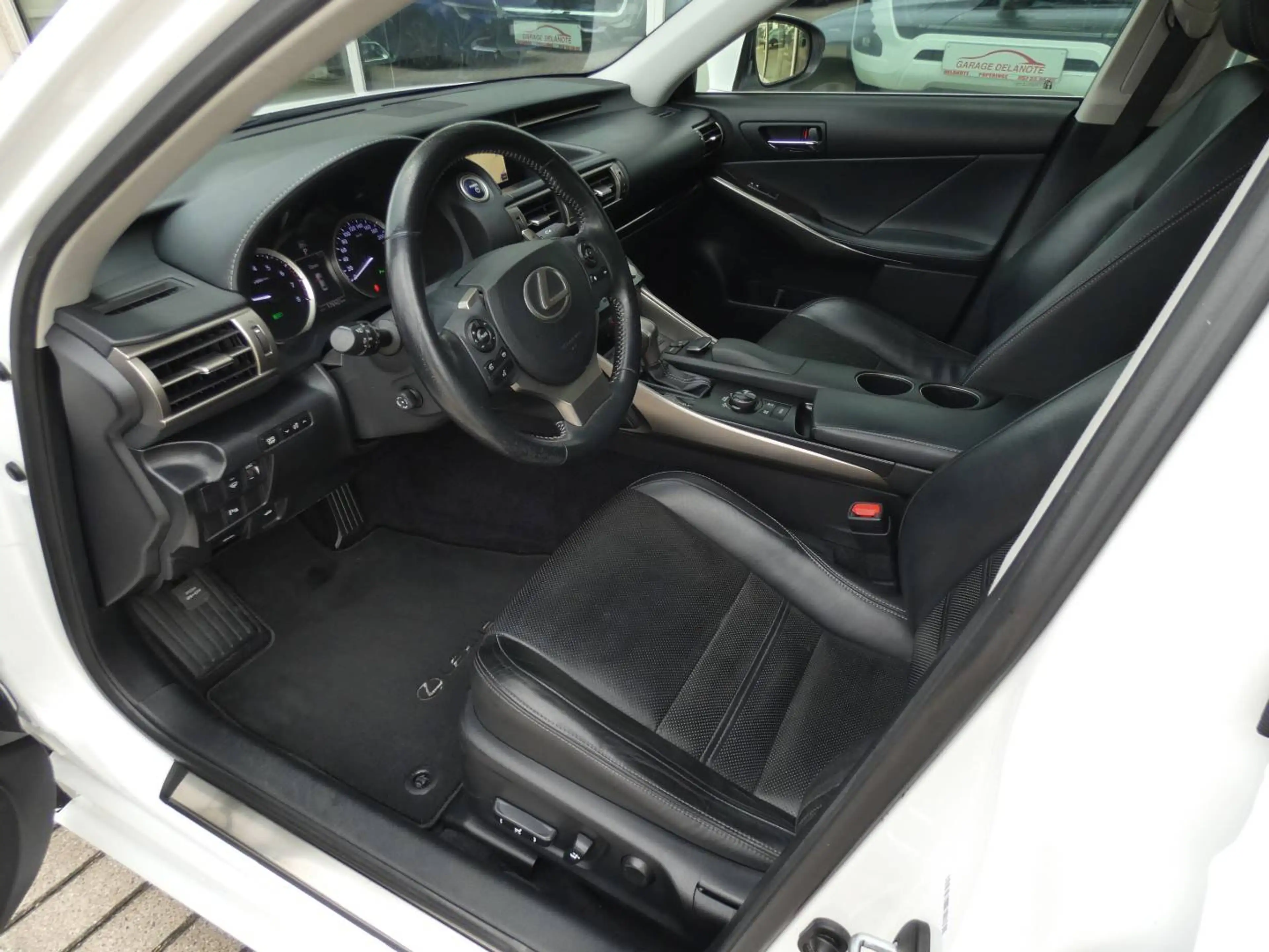 Lexus IS 300 Hybrid PRIVILEGE LINE +Leder +Mark Levinson +Zetelventilatie +Zetelverwarming +Zetelmemory +Trekhaak — photo 10