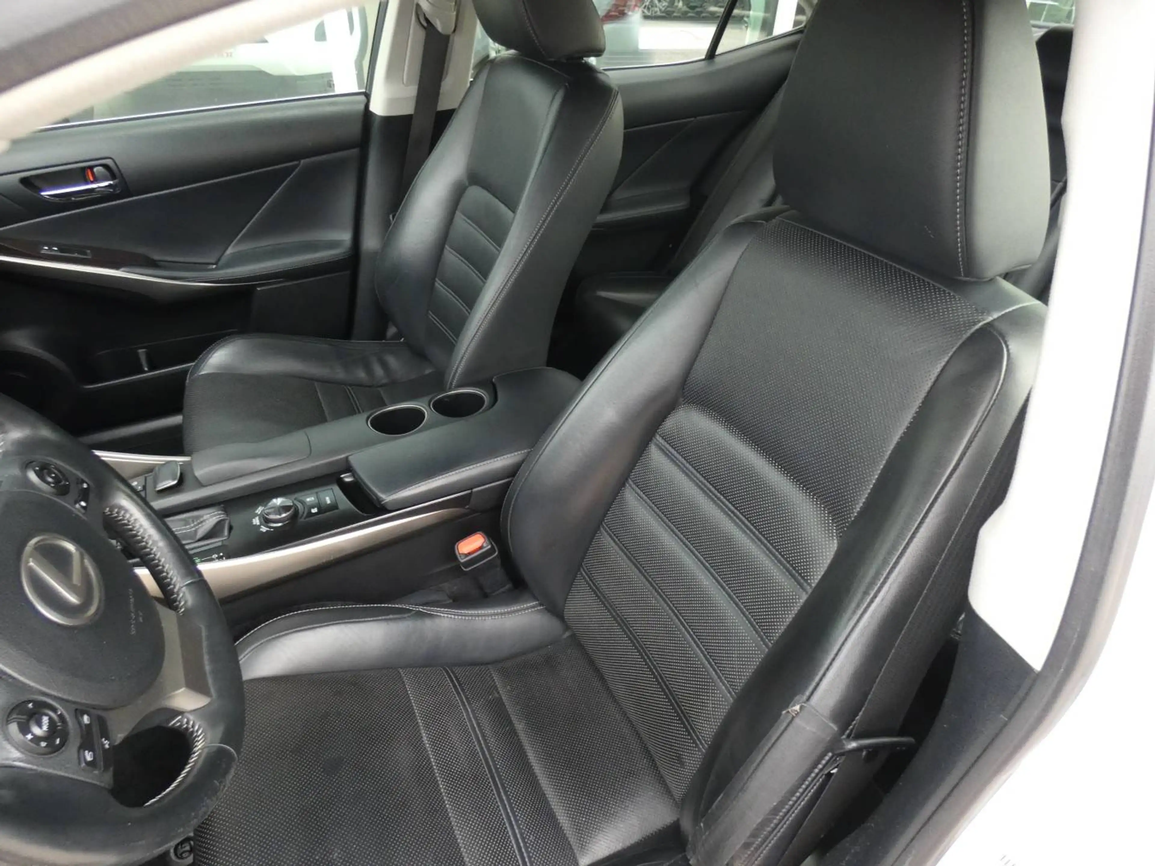 Lexus IS 300 Hybrid PRIVILEGE LINE +Leder +Mark Levinson +Zetelventilatie +Zetelverwarming +Zetelmemory +Trekhaak — photo 13