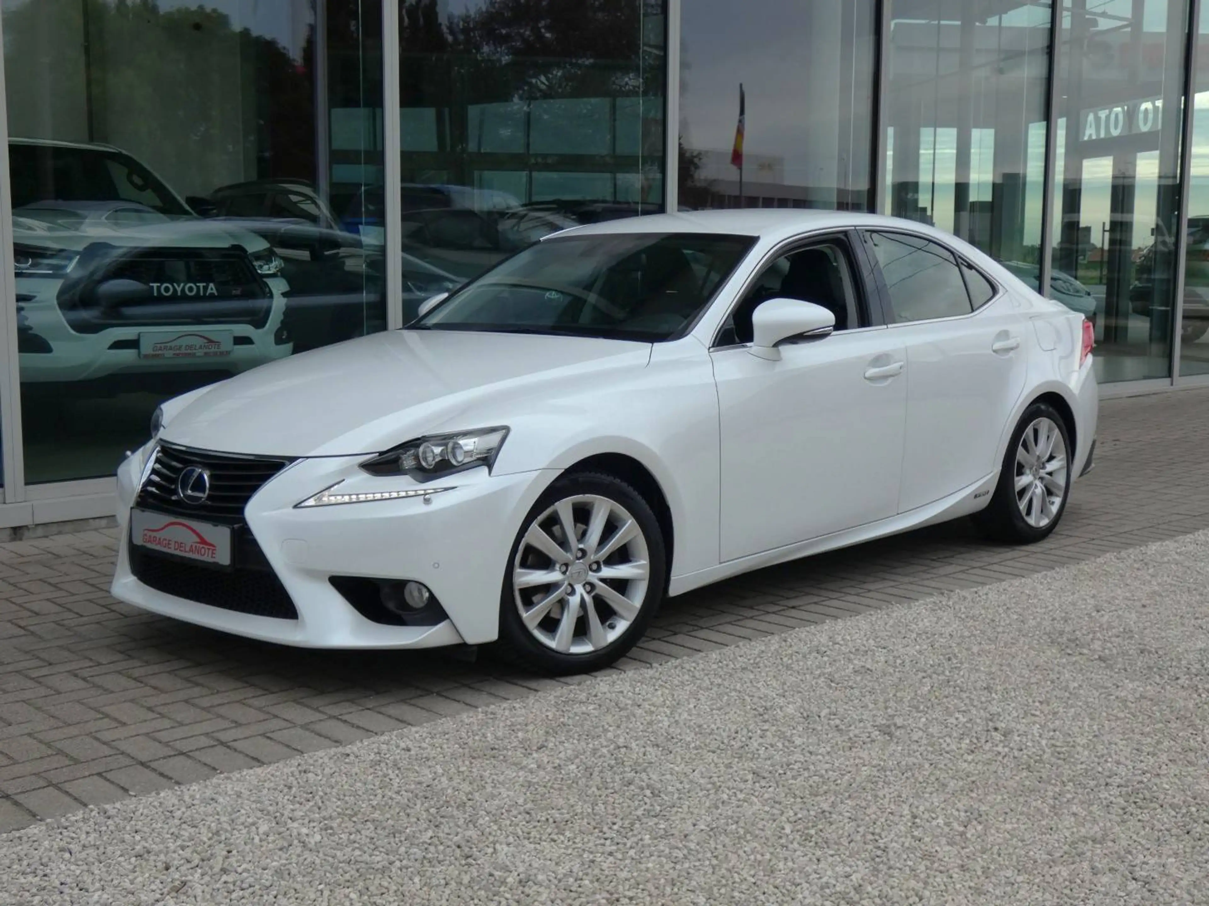Lexus IS 300 Hybrid PRIVILEGE LINE +Leder +Mark Levinson +Zetelventilatie +Zetelverwarming +Zetelmemory +Trekhaak — photo 2